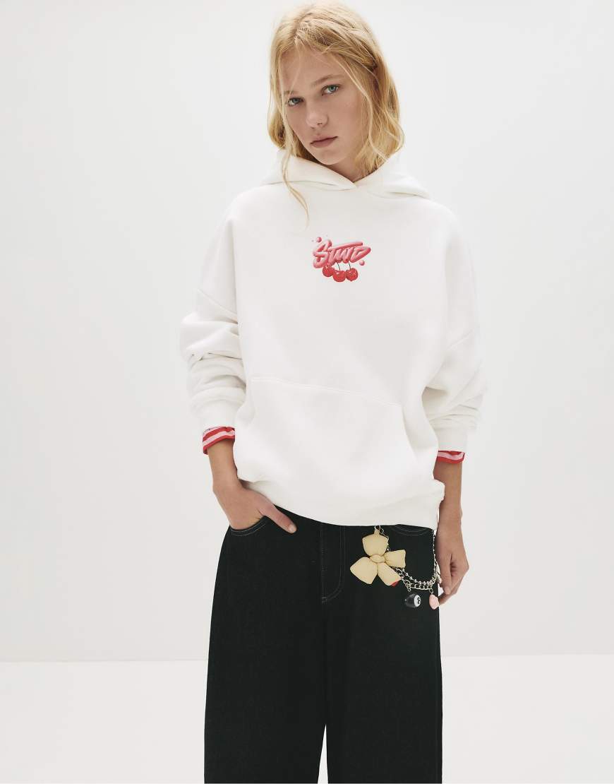 Pull & Bear - Kapuzenpullover in Eisweiß mit „STWD"-Kirschprint von Pull & Bear