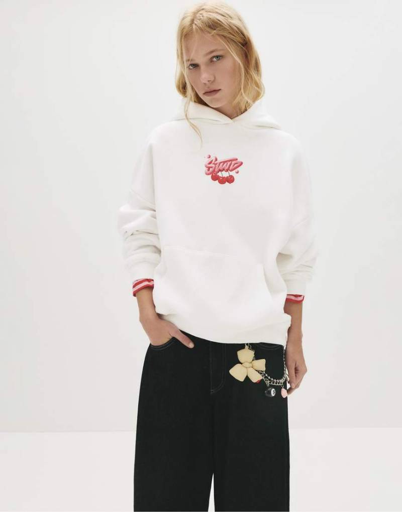 Pull & Bear - Kapuzenpullover in Eisweiß mit „STWD"-Kirschprint von Pull & Bear