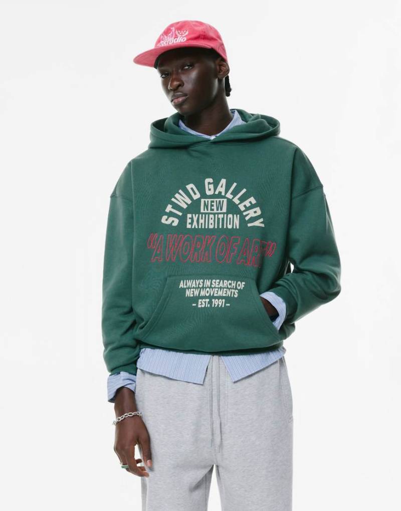 Pull & Bear - Kapuzenpullover in Flaschengrün mit „STWD Gallery"-Textprint von Pull & Bear