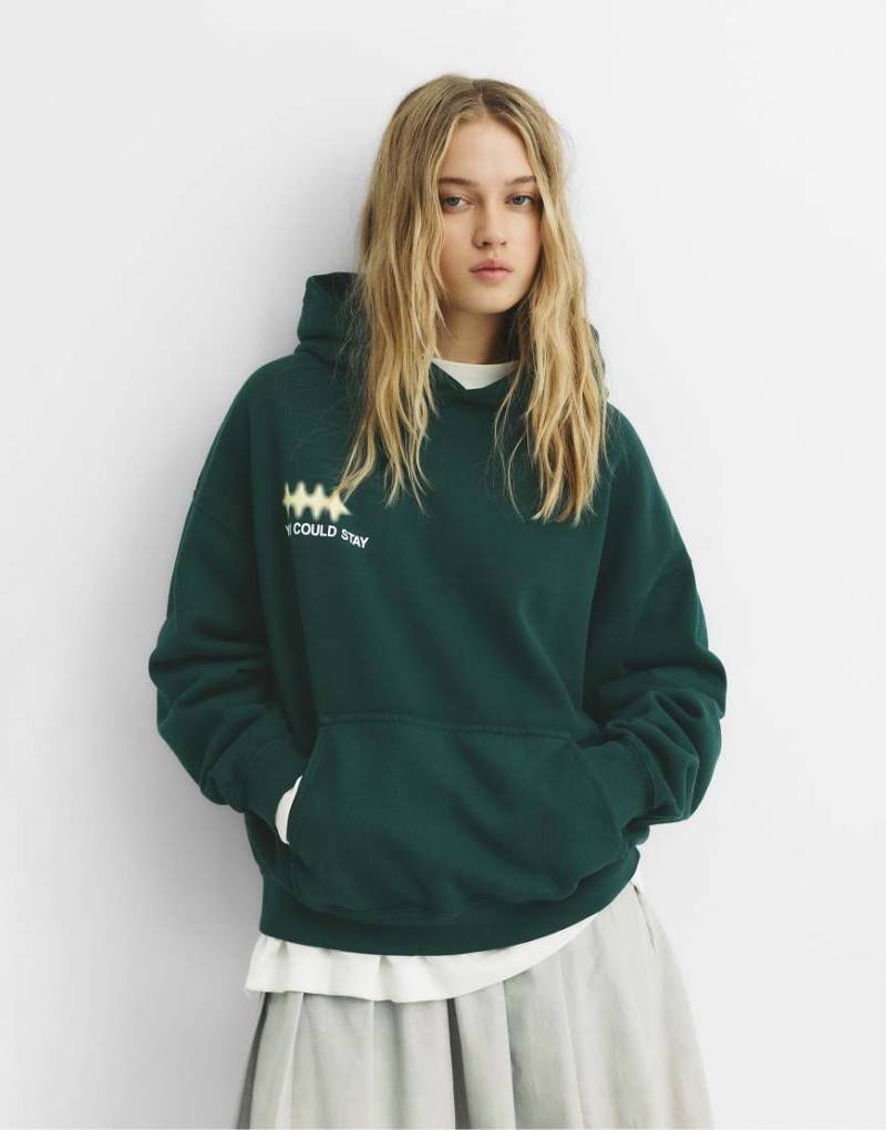 Pull & Bear - Kapuzenpullover in Flaschengrün mit Schriftzug Pull & Bear - Kapuzenpullover in Flaschengrün mit Schriftzug von Pull & Bear