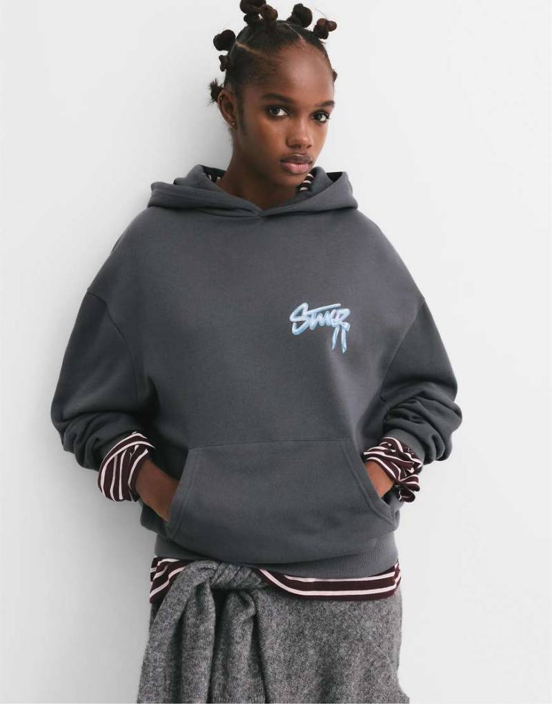 Pull & Bear - Kapuzenpullover in Grau mit „STWD"-Schleifen-Print von Pull & Bear