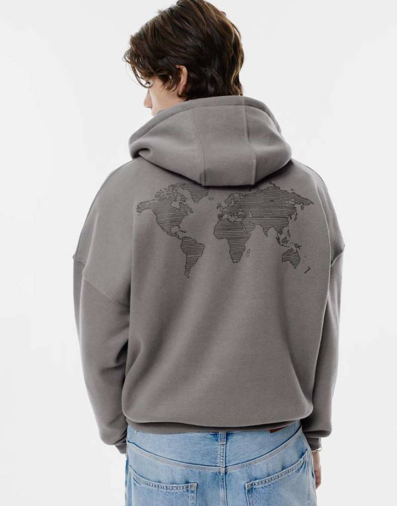 Pull & Bear - Kapuzenpullover in Grau mit Weltkarten-Grafik von Pull & Bear