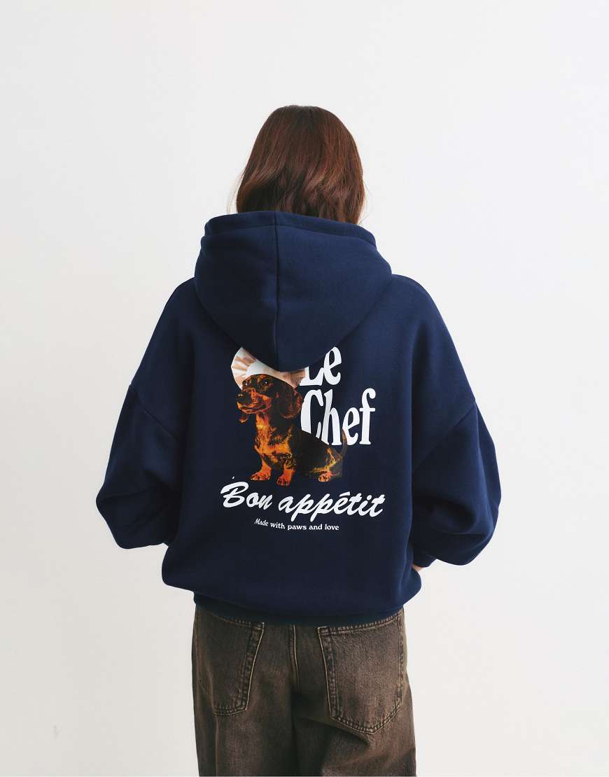 Pull & Bear - Kapuzenpullover in Marineblau mit „Chef Dog"-Print von Pull & Bear