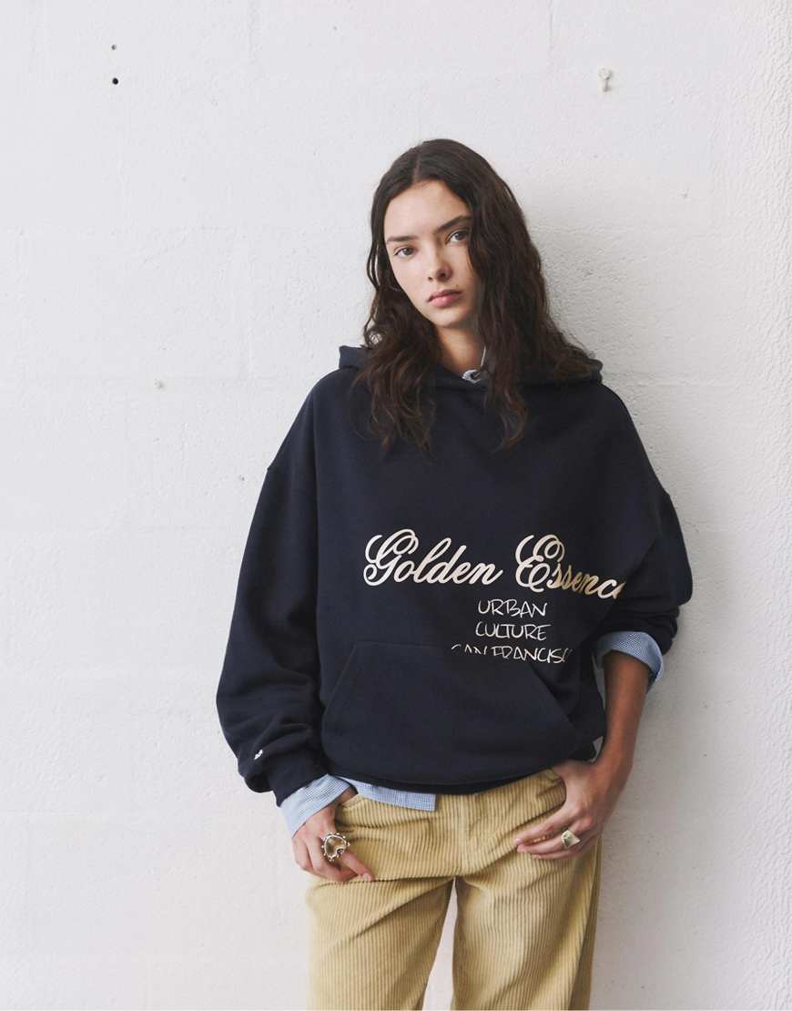 Pull & Bear - Kapuzenpullover in Marineblau mit „Golden Essence"-Print von Pull & Bear