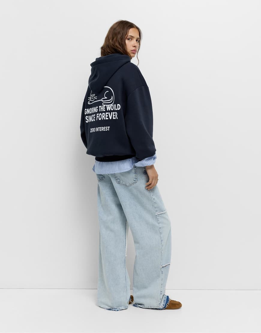 Pull & Bear - Kapuzenpullover in Marineblau mit Katzen-Grafik von Pull & Bear
