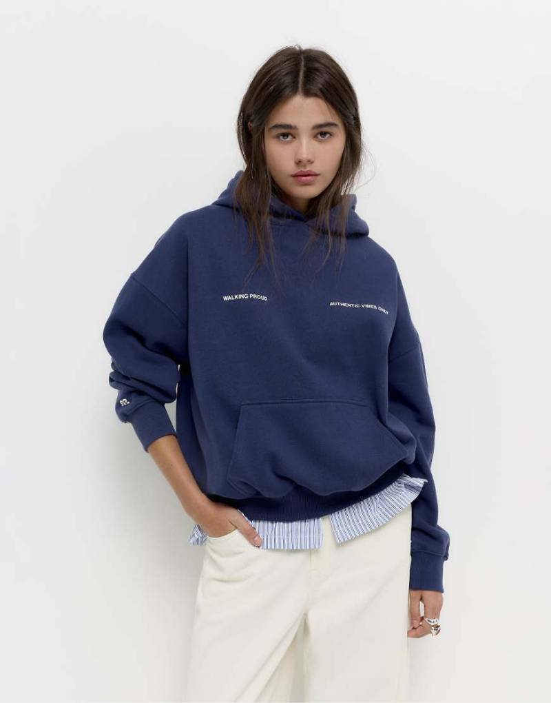 Pull & Bear - Kapuzenpullover in Marineblau mit Schriftzug von Pull & Bear