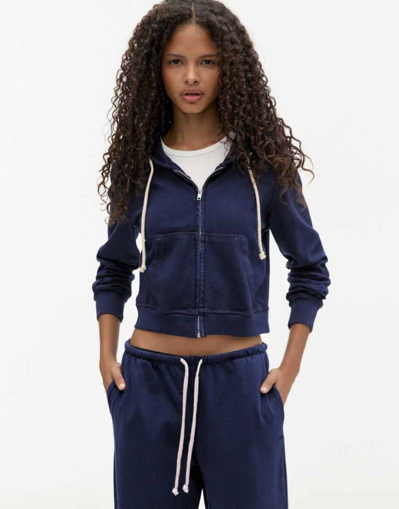 Pull & Bear - Kapuzenpullover in Marineblau mit kontrastierendem Kordelzug von Pull & Bear