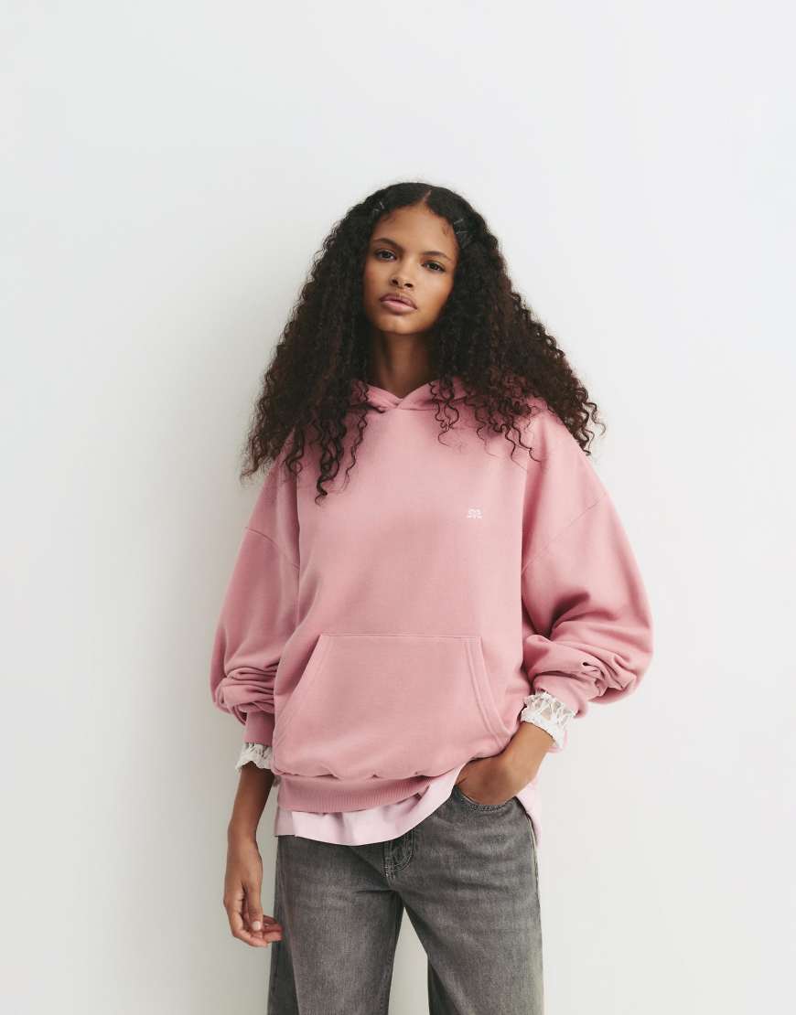 Pull & Bear - Kapuzenpullover in Mittelrosa mit „Pacific"-Print von Pull & Bear
