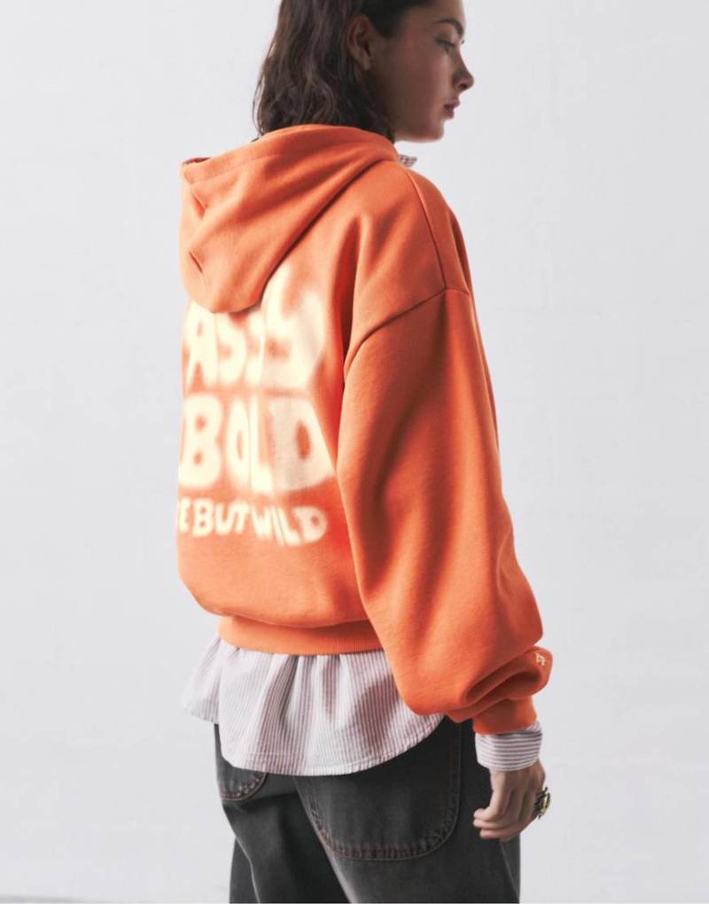 Pull & Bear - Kapuzenpullover in Orange mit Schriftzug in Spray-Optik von Pull & Bear