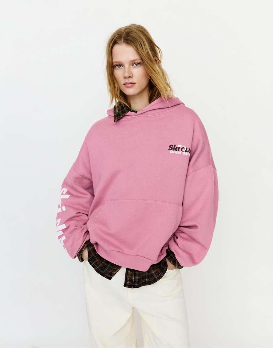 Pull & Bear - Kapuzenpullover in Rosa mit „Ski Club"-Grafik von Pull & Bear
