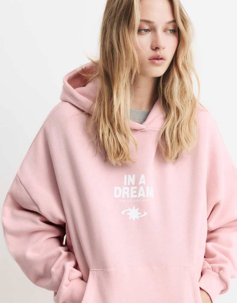Pull & Bear - Kapuzenpullover in Rosa mit Schriftzug von Pull & Bear