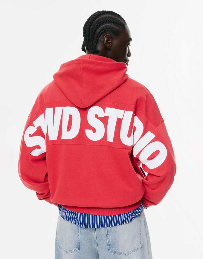 Pull & Bear - Kapuzenpullover in Rot mit „STWD Studio"-Print von Pull & Bear