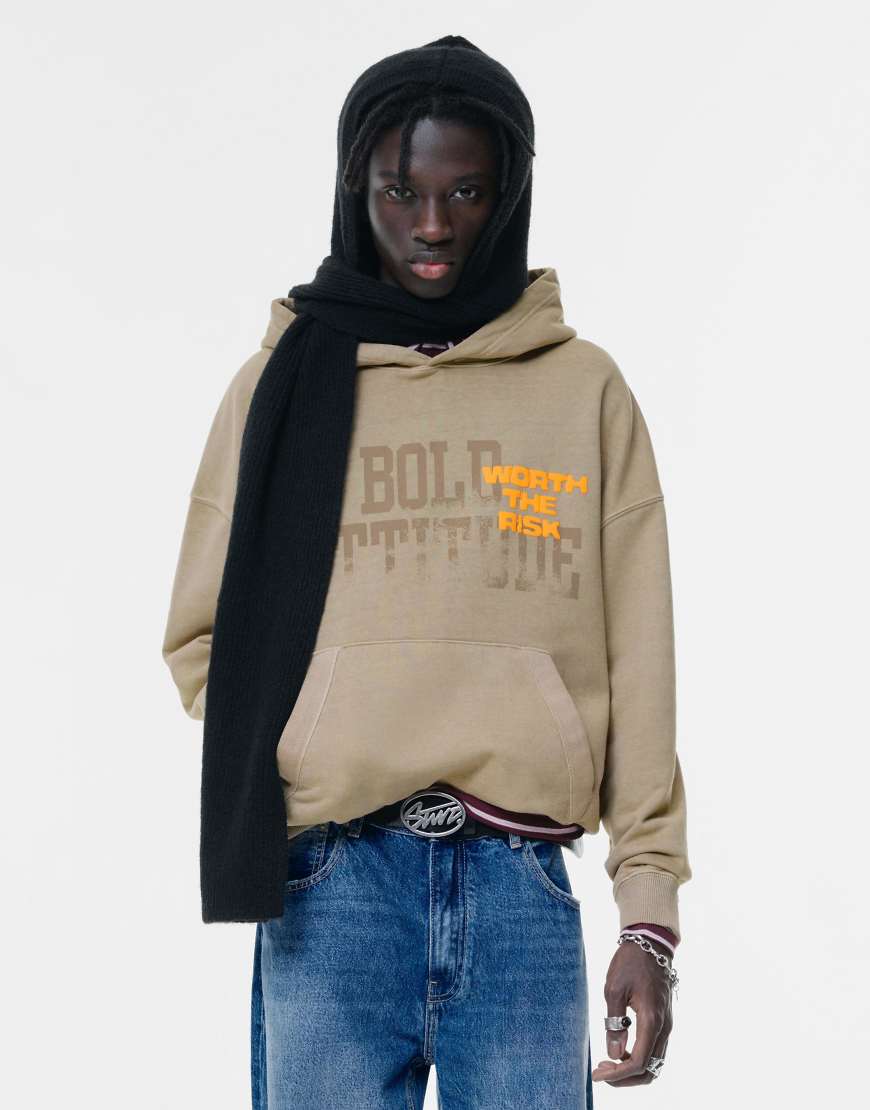Pull & Bear - Kapuzenpullover in Sand mit „Bold Attitude"-Print-Neutral von Pull & Bear