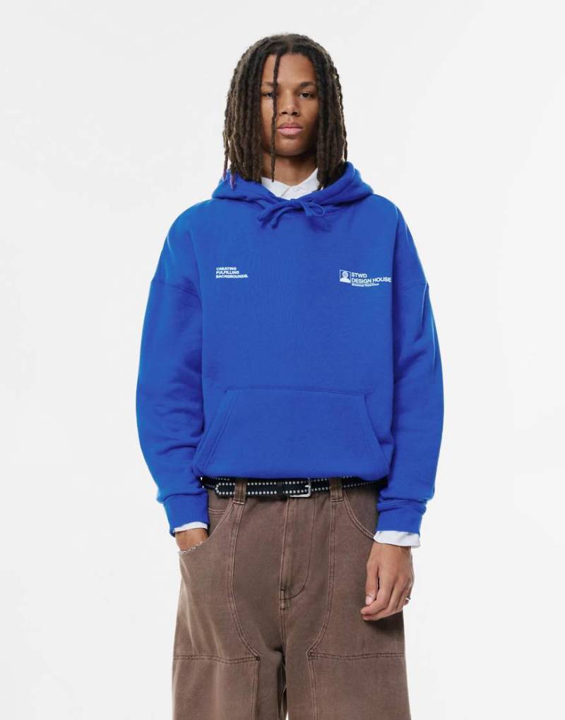 Pull & Bear - Kapuzenpullover in Tiefblau mit „STWD"-Prints Pull & Bear - Kapuzenpullover in Tiefblau mit „STWD"-Prints von Pull & Bear