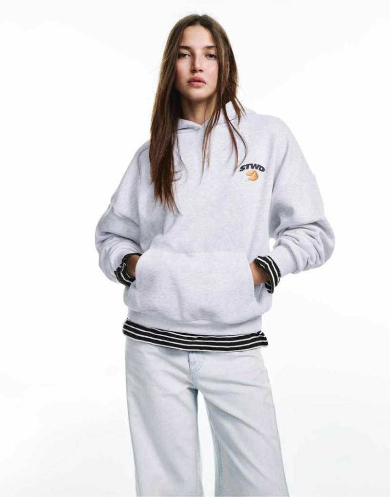Pull & Bear - Kapuzenpullover in meliertem Grau mit Keks-Print von Pull & Bear