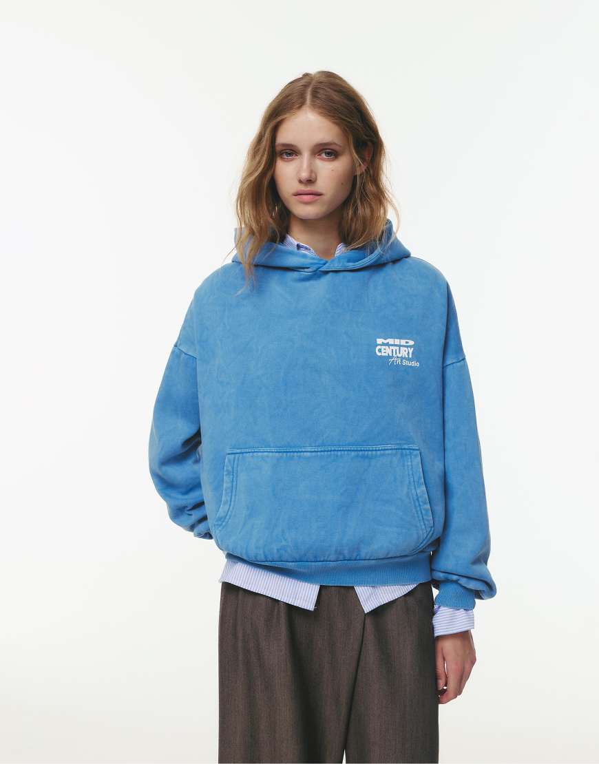 Pull & Bear - Kapuzenpullover in verblasstem Blau mit „Mid Century"-Print von Pull & Bear