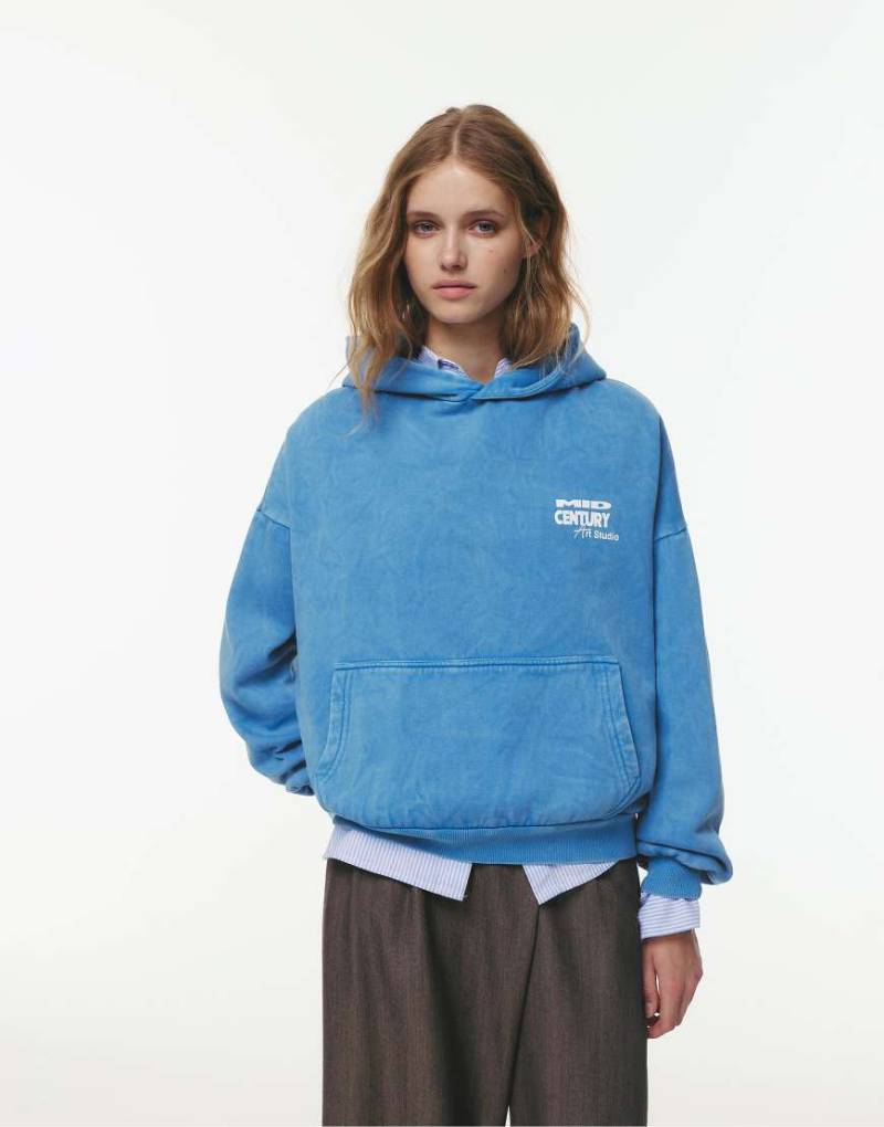 Pull & Bear - Kapuzenpullover in verblasstem Blau mit „Mid Century"-Print von Pull & Bear