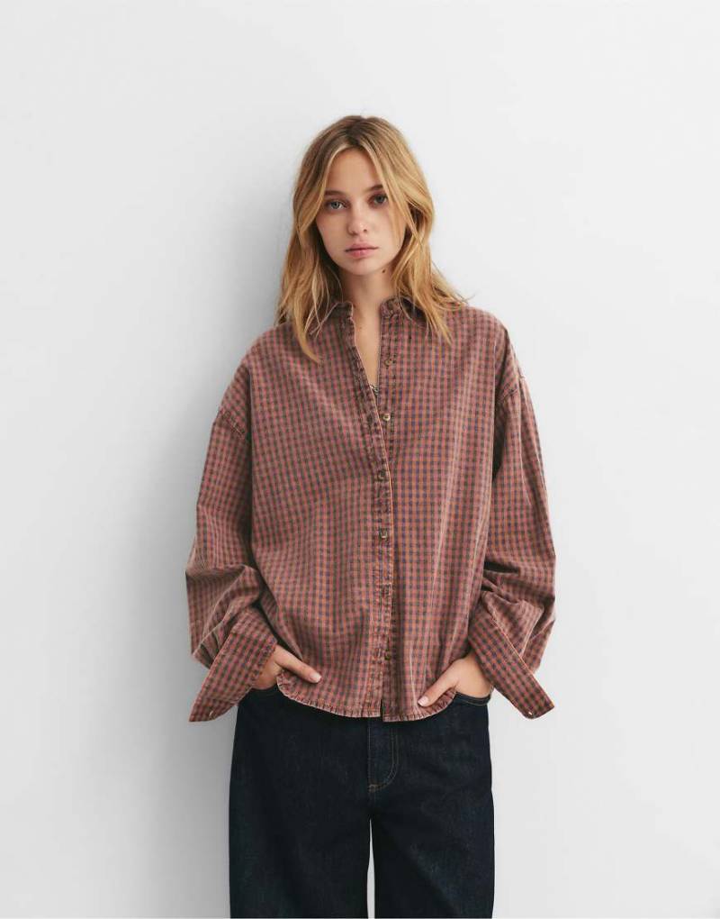 Pull & Bear - Karierte Hemdbluse in Lehmton mit Lack-Optik-Orange von Pull & Bear