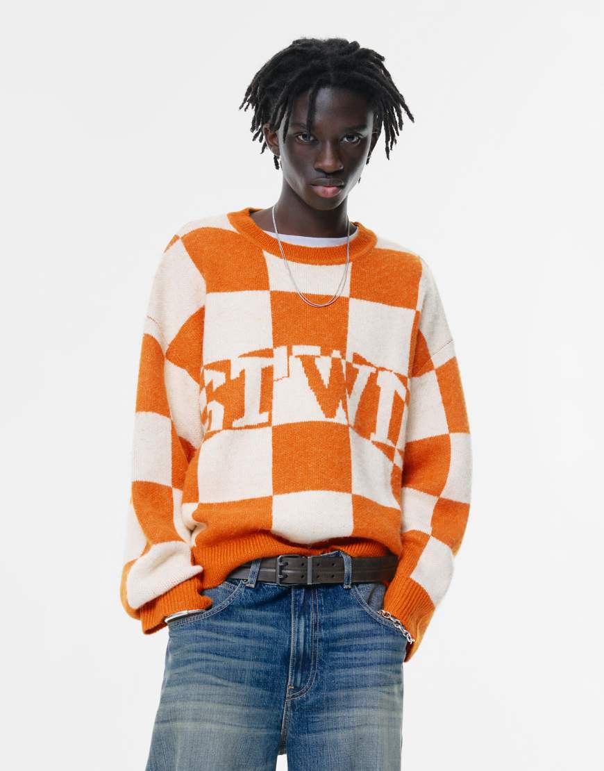 Pull & Bear - Karierter Pullover in Orange mit „Stwd"-Schriftzug von Pull & Bear