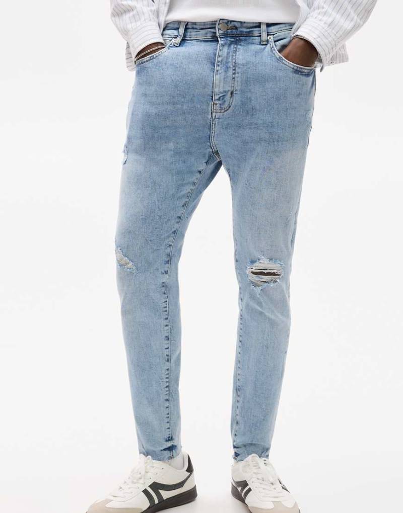 Pull & Bear - Karotten-Jeans in Mittelblau mit Zierrissen von Pull & Bear
