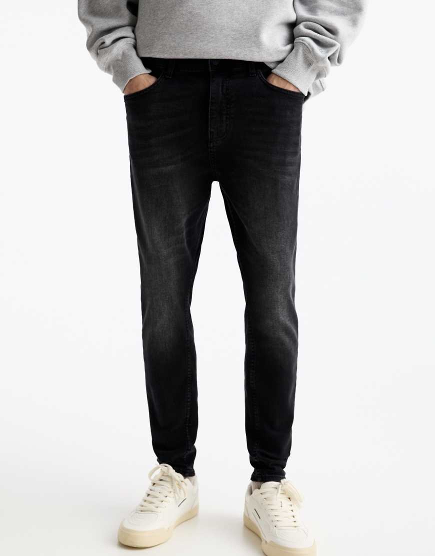 Pull & Bear - Karotten-Jeans mit Waschung in verblasstem Schwarz-Grau von Pull & Bear