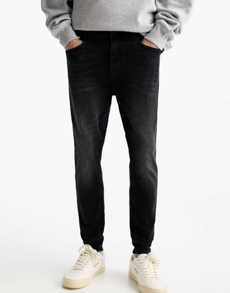 Pull & Bear - Karotten-Jeans mit Waschung in verblasstem Schwarz-Grau von Pull & Bear