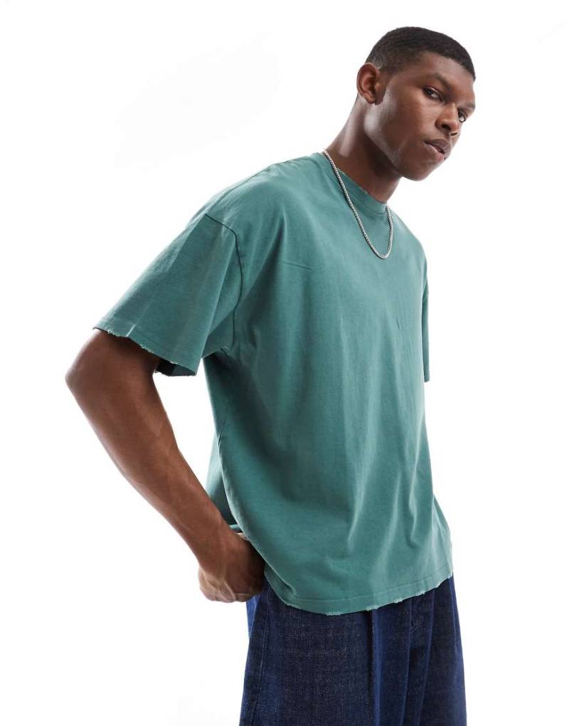 Pull & Bear - Kastiges Cropped-T-Shirt in Grün mit Destroyed-Look von Pull & Bear