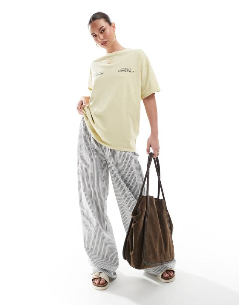 Pull & Bear - Kastiges Oversize-T-Shirt in Gelb mit Print von Pull & Bear