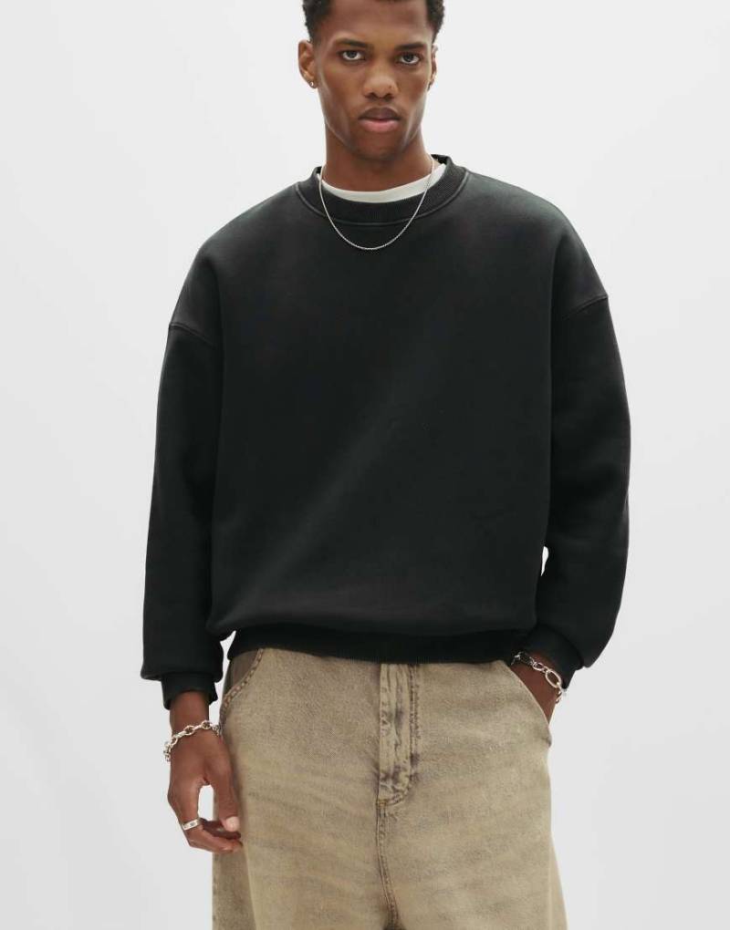 Pull & Bear - Kastiges Sweatshirt in Dunkelgrau in verblichener Optik von Pull & Bear