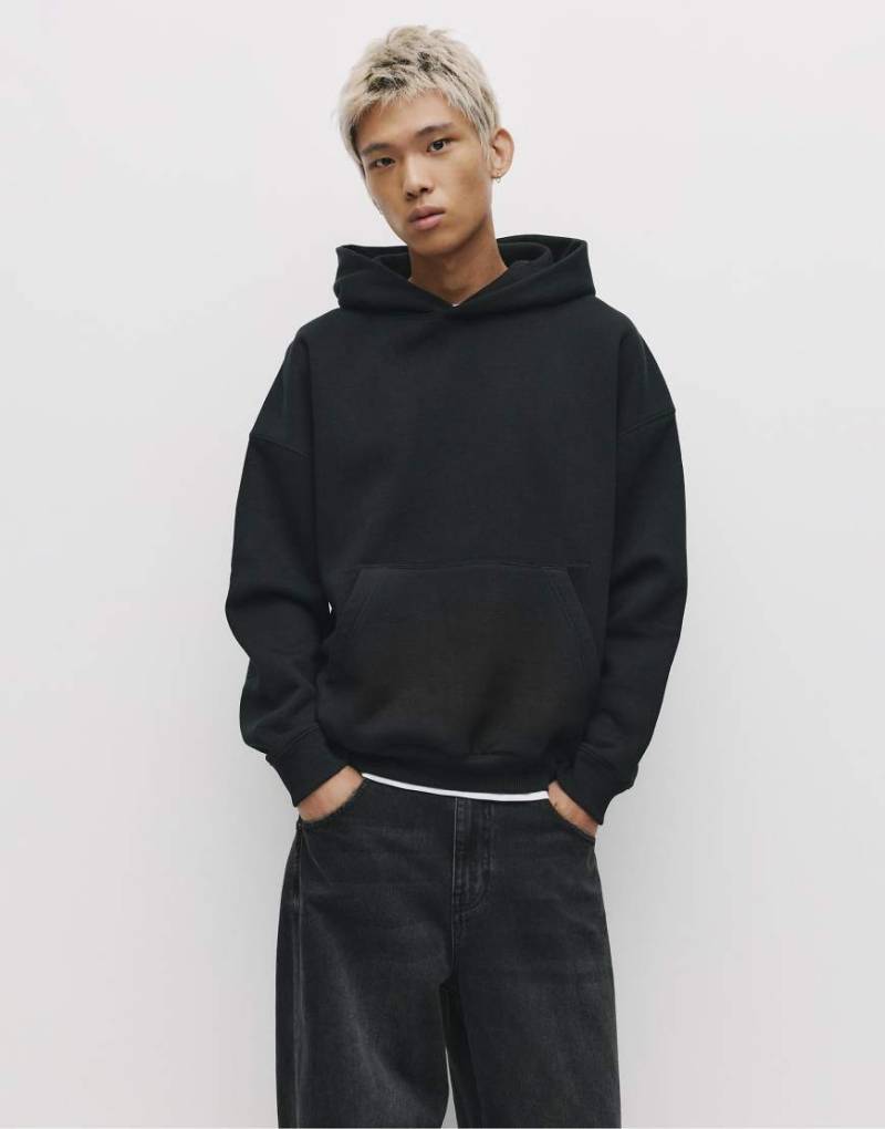 Pull & Bear - Kastiges Sweatshirt in Schwarz mit Kapuze von Pull & Bear