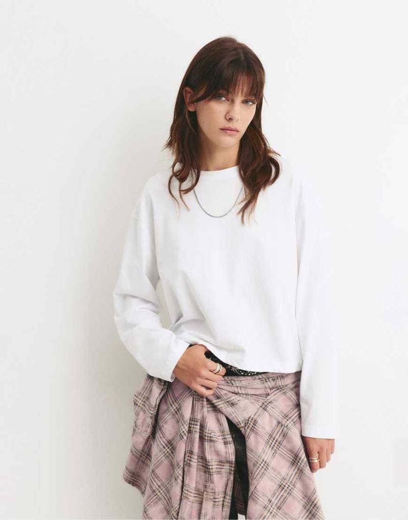 Pull & Bear - Kastiges T-Shirt in Weiß mit Streifen Pull & Bear - Kastiges T-Shirt in Weiß mit Streifen von Pull & Bear