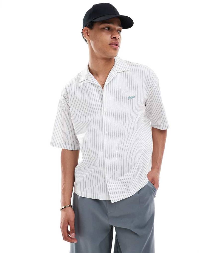 Pull & Bear - Kastiges gestreiftes Hemd in Weiß von Pull & Bear