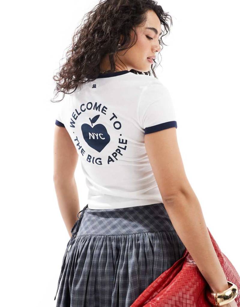 Pull & Bear - Knapp geschnittenes T-Shirt in Weiß mit „Big Apple"-Print von Pull & Bear