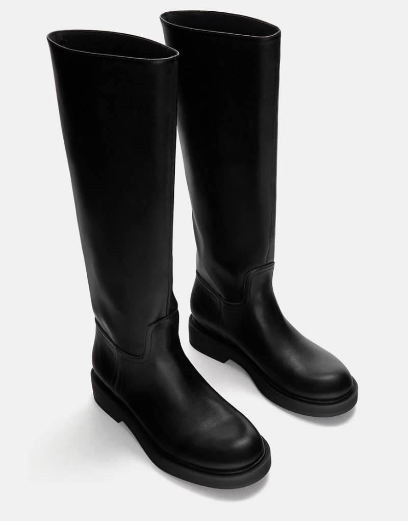 Pull & Bear - Kniehohe, flache Stiefel in Schwarz Pull & Bear - Kniehohe, flache Stiefel in Schwarz von Pull & Bear