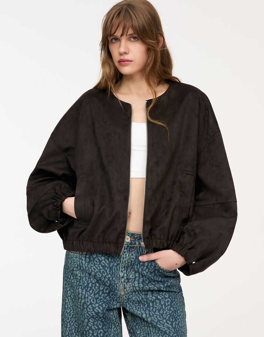 Pull & Bear - Kragenlose Bomberjacke aus Wildlederimitat in Braun von Pull & Bear