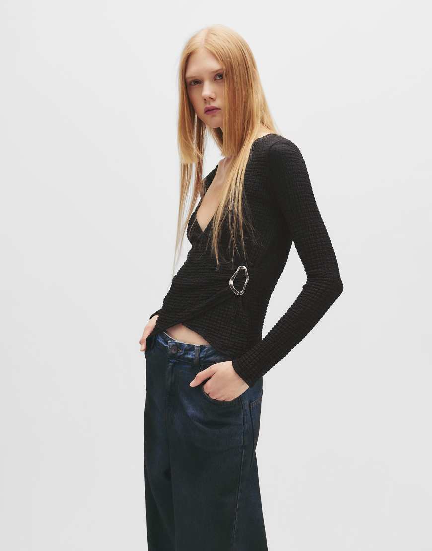 Pull & Bear - Krepp-Oberteil in Schwarz mit überkreuzter Vorderpartie und Schnalle von Pull & Bear