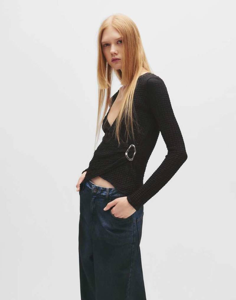 Pull & Bear - Krepp-Oberteil in Schwarz mit überkreuzter Vorderpartie und Schnalle von Pull & Bear