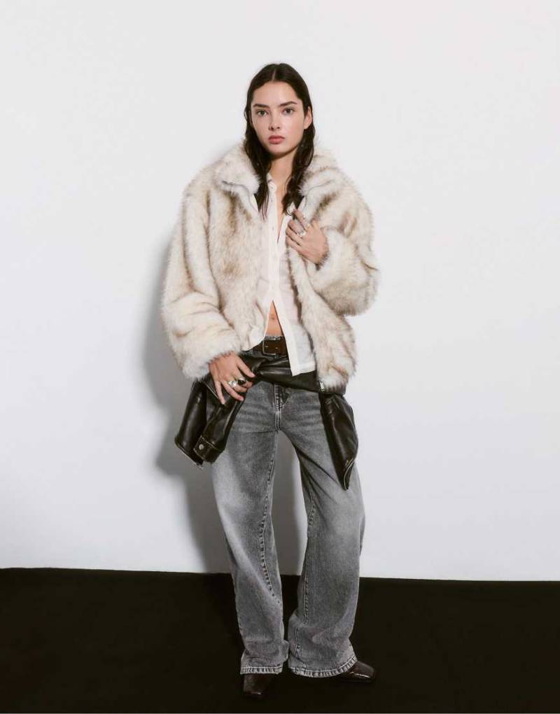 Pull & Bear - Kunstpelz-Jacke in Beige mit Reißverschluss-Neutral von Pull & Bear