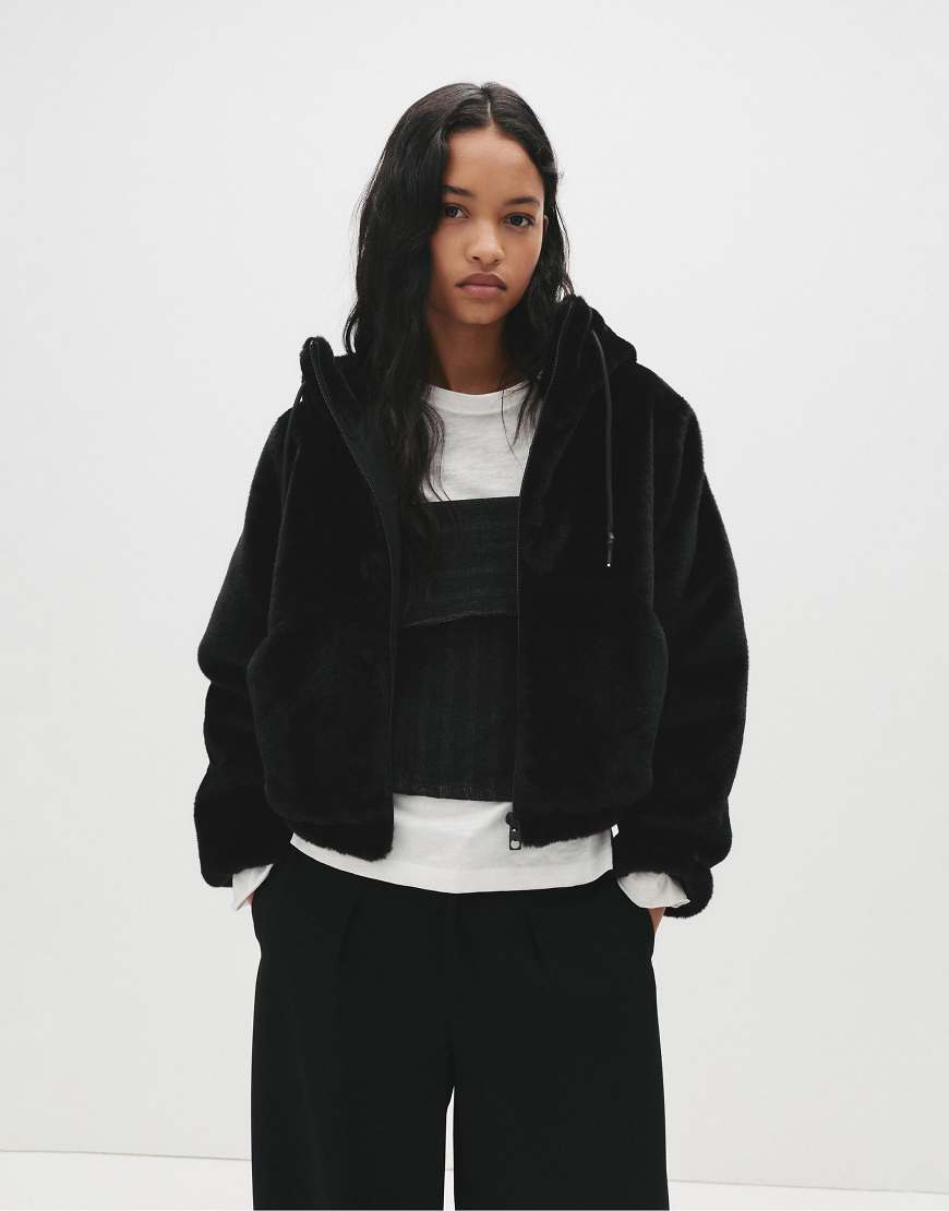 Pull & Bear - Kunstpelz-Jacke in Schwarz mit Kapuze von Pull & Bear