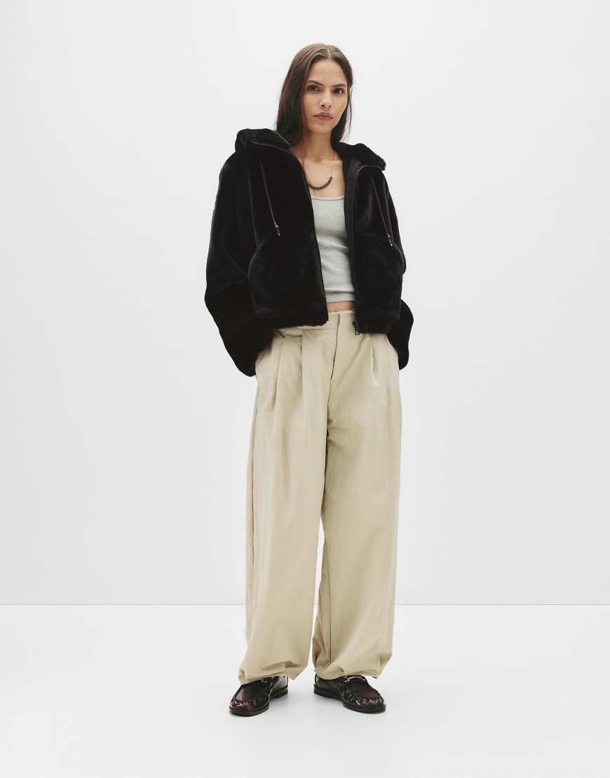 Pull & Bear - Kunstpelz-Jacke in Schwarz mit Kapuze von Pull & Bear