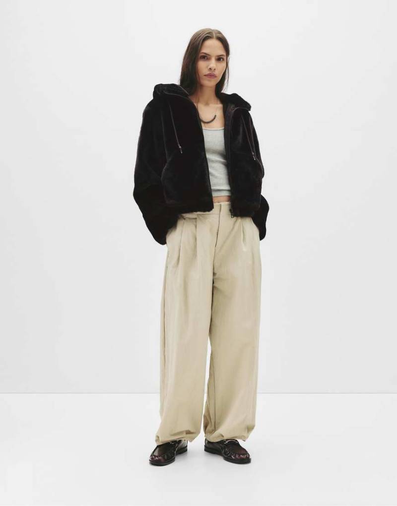 Pull & Bear - Kunstpelz-Jacke in Schwarz mit Kapuze von Pull & Bear