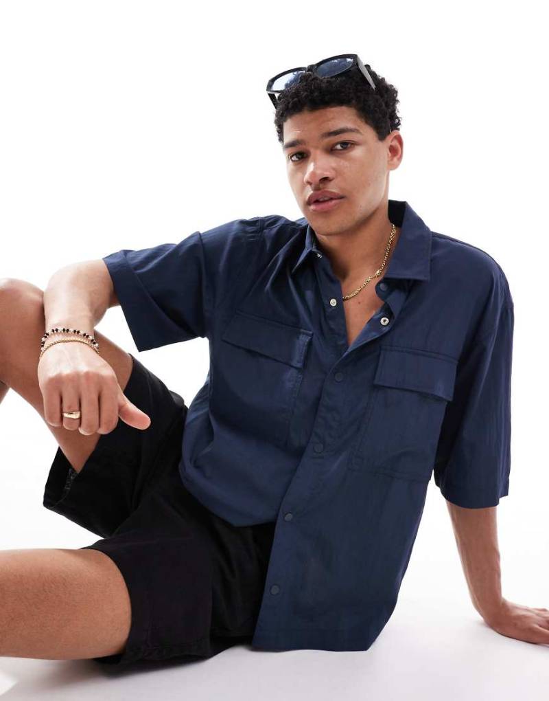 Pull & Bear - Kurzärmeliges Hemd in Marineblau mit Taschendetail von Pull & Bear