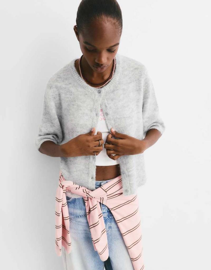 Pull & Bear - Kurzärmlige Strickjacke in meliertem Grau von Pull & Bear