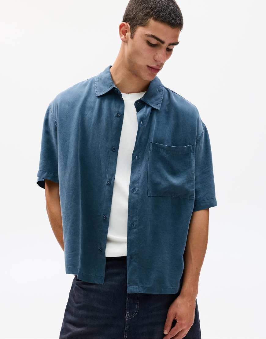 Pull & Bear - Kurzärmliges, fließendes Hemd in Blau Pull & Bear - Kurzärmliges, fließendes Hemd in Blau von Pull & Bear
