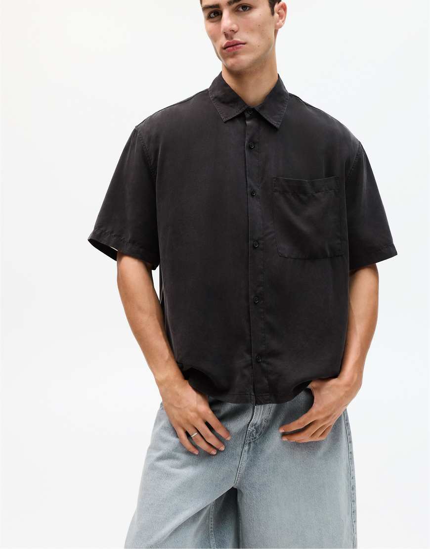 Pull & Bear - Kurzärmliges, fließendes Hemd in Schwarz Pull & Bear - Kurzärmliges, fließendes Hemd in Schwarz von Pull & Bear