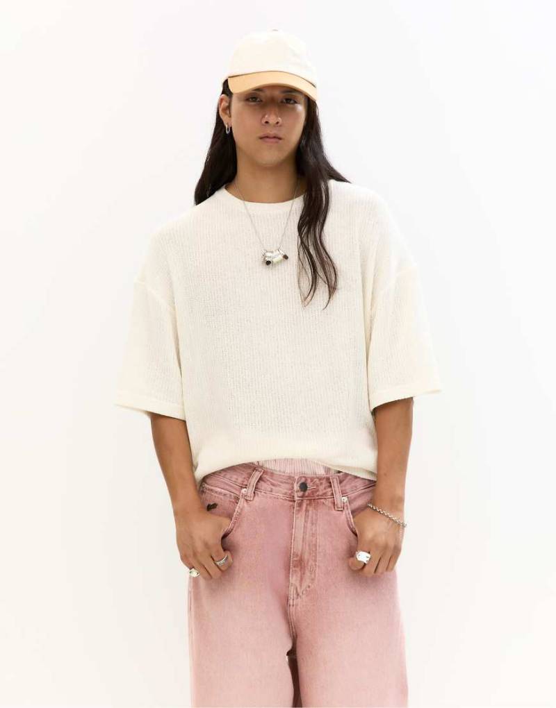 Pull & Bear - Kurzärmliges, kastiges T-Shirt aus Strick in Wollweiß von Pull & Bear