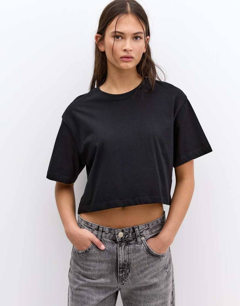 Pull & Bear - Kurzärmliges, kurzes Shirt in Schwarz von Pull & Bear