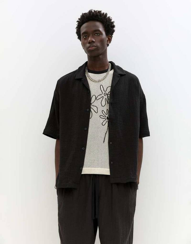 Pull & Bear - Kurzärmliges, rustikales Hemd in Schwarz von Pull & Bear