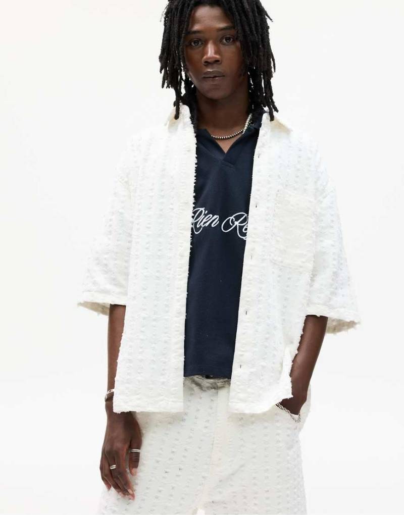 Pull & Bear - Kurzärmliges, strukturiertes Hemd in Wollweiß von Pull & Bear