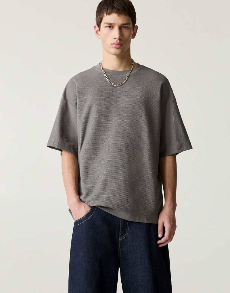 Pull & Bear - Kurzärmliges, strukturiertes Sweatshirt in Grau von Pull & Bear